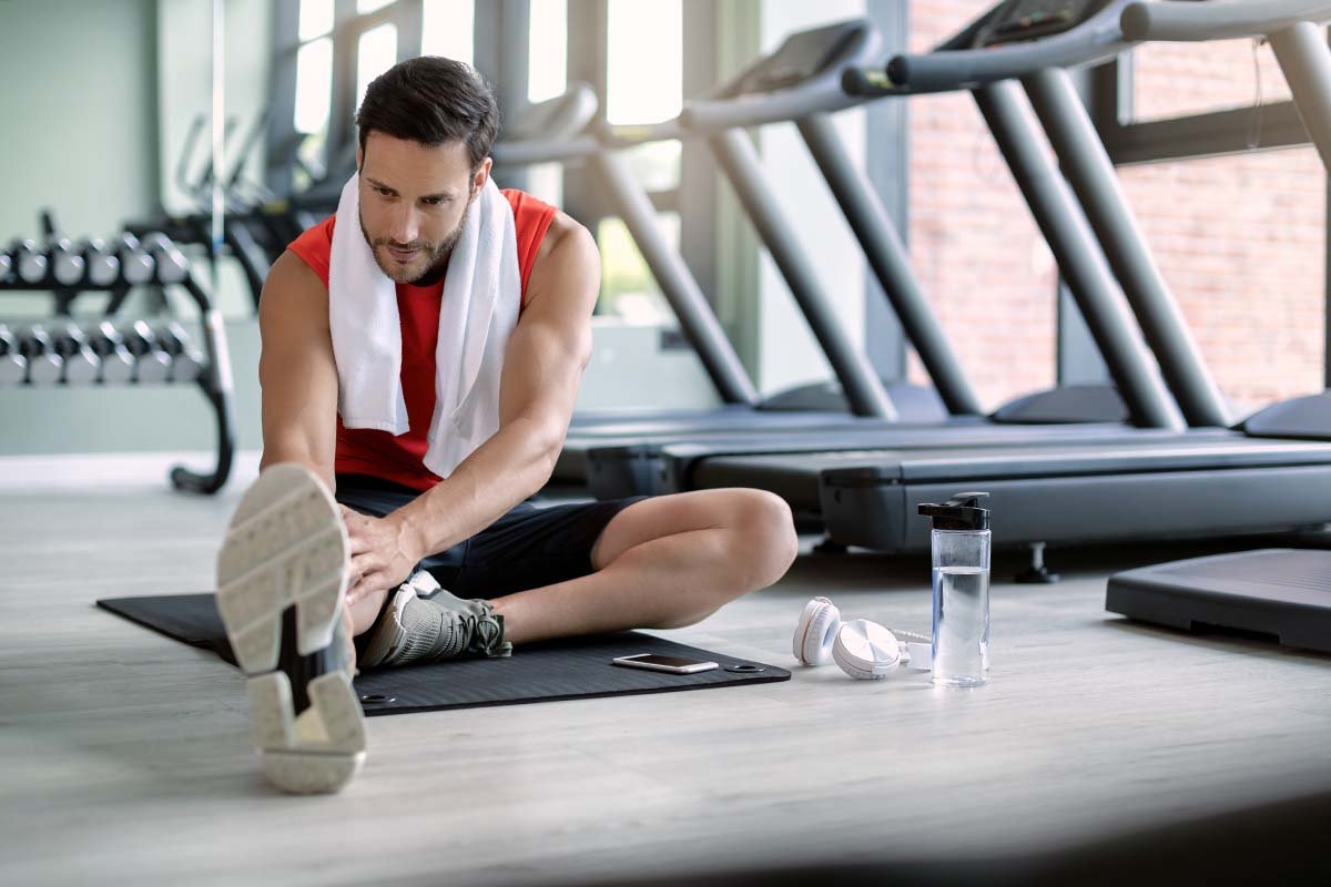 Calentamiento previo a correr en una cinta